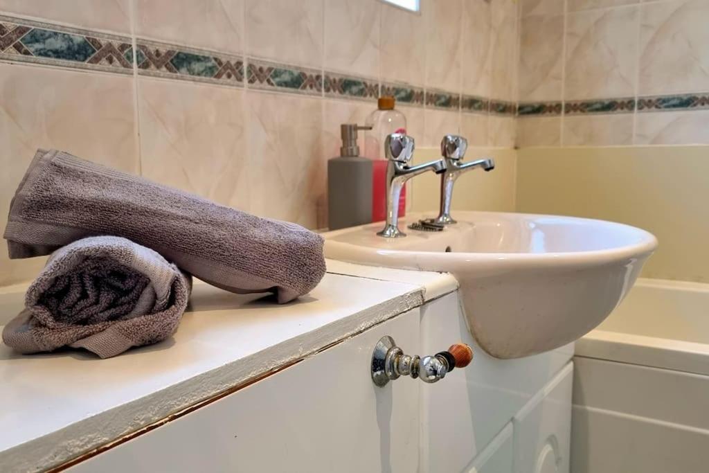 Spacious 2 Bed Bungalow Enfield Εξωτερικό φωτογραφία