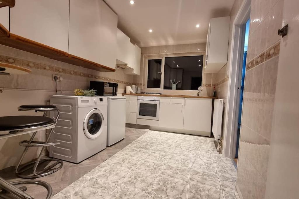 Spacious 2 Bed Bungalow Enfield Εξωτερικό φωτογραφία