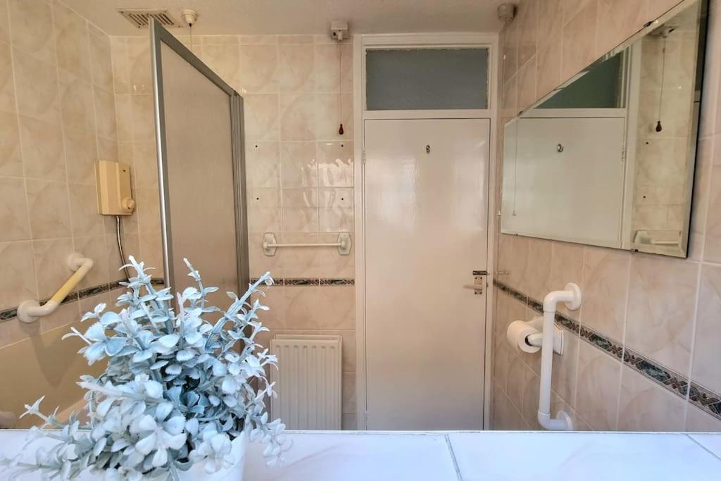 Spacious 2 Bed Bungalow Enfield Εξωτερικό φωτογραφία